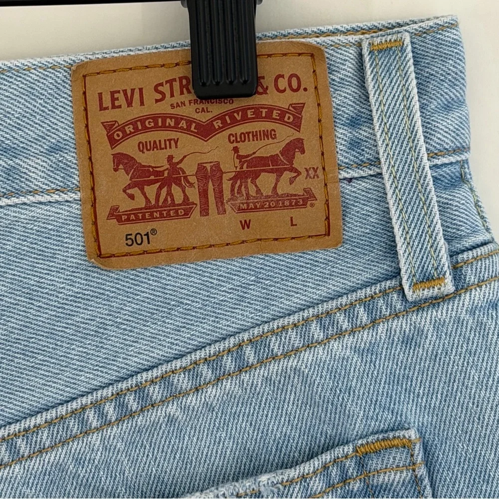 Levi's 501 Women's Cut-Off Denim Shorts Light Wash Button Fly Size 30 - Picture 2 of 8